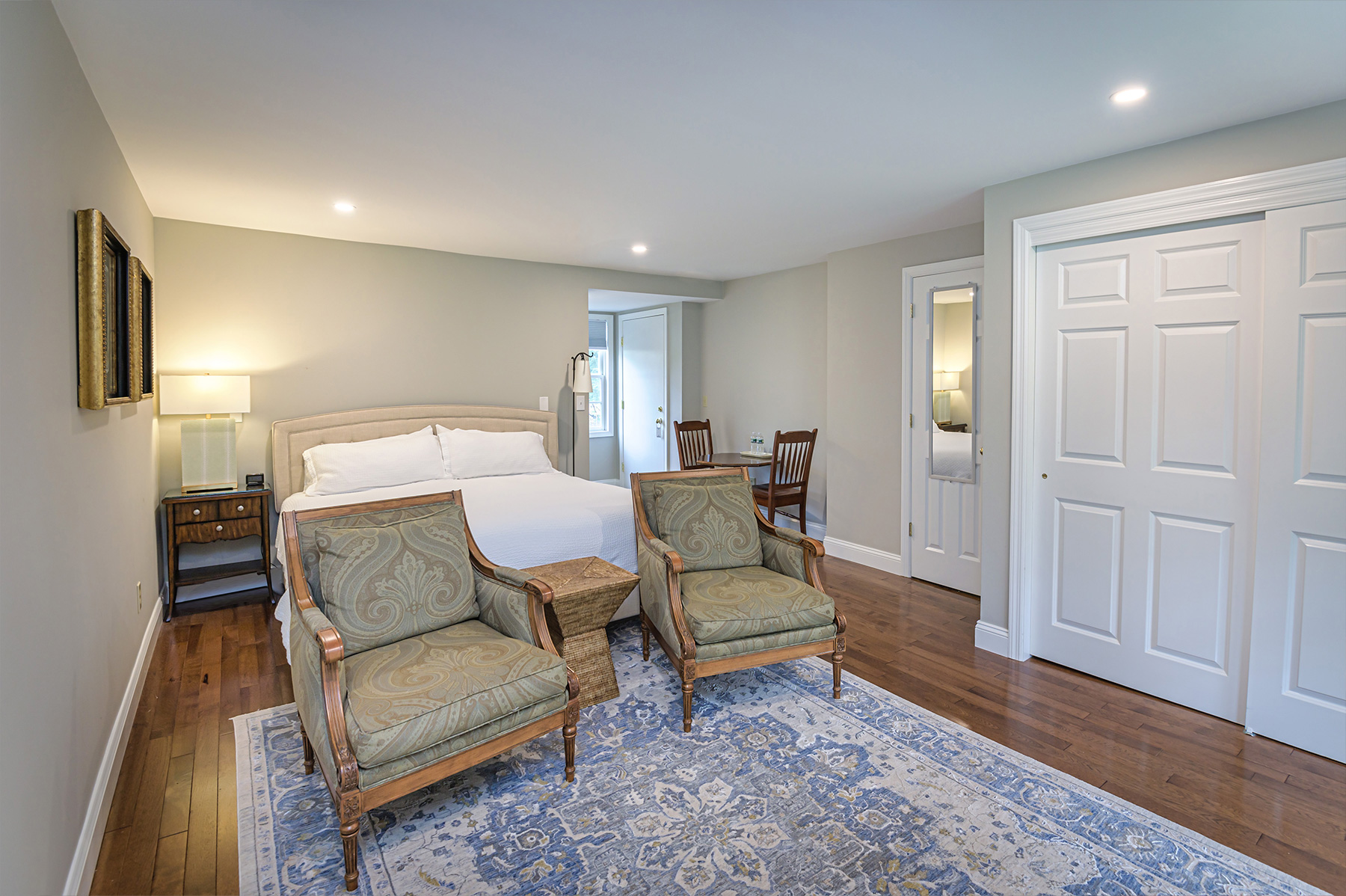 Room 402 — Cottage Queen